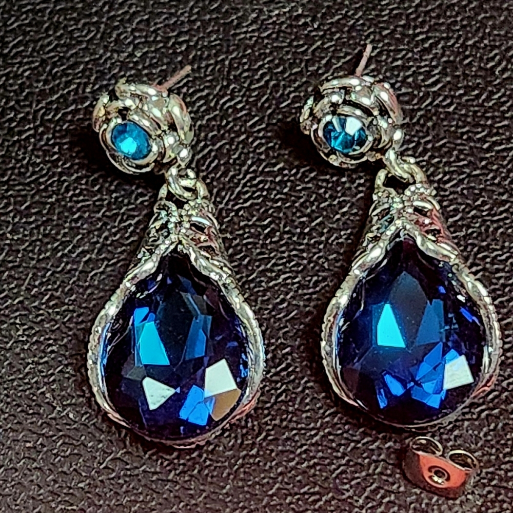 Glamourous Blue Sapphire Fashion  Earrings Blue Gem Stone Dangle Earrings NWT